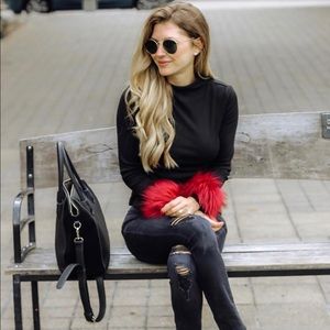 Lightweight sweater with detachable fur cuffs